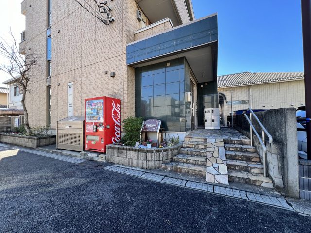 1階でもオートロック付きなので安心、不在でも荷物が受け取れる宅配ボックス付き、安心してお住まいいただける「ウェルネス」の紹介です♪